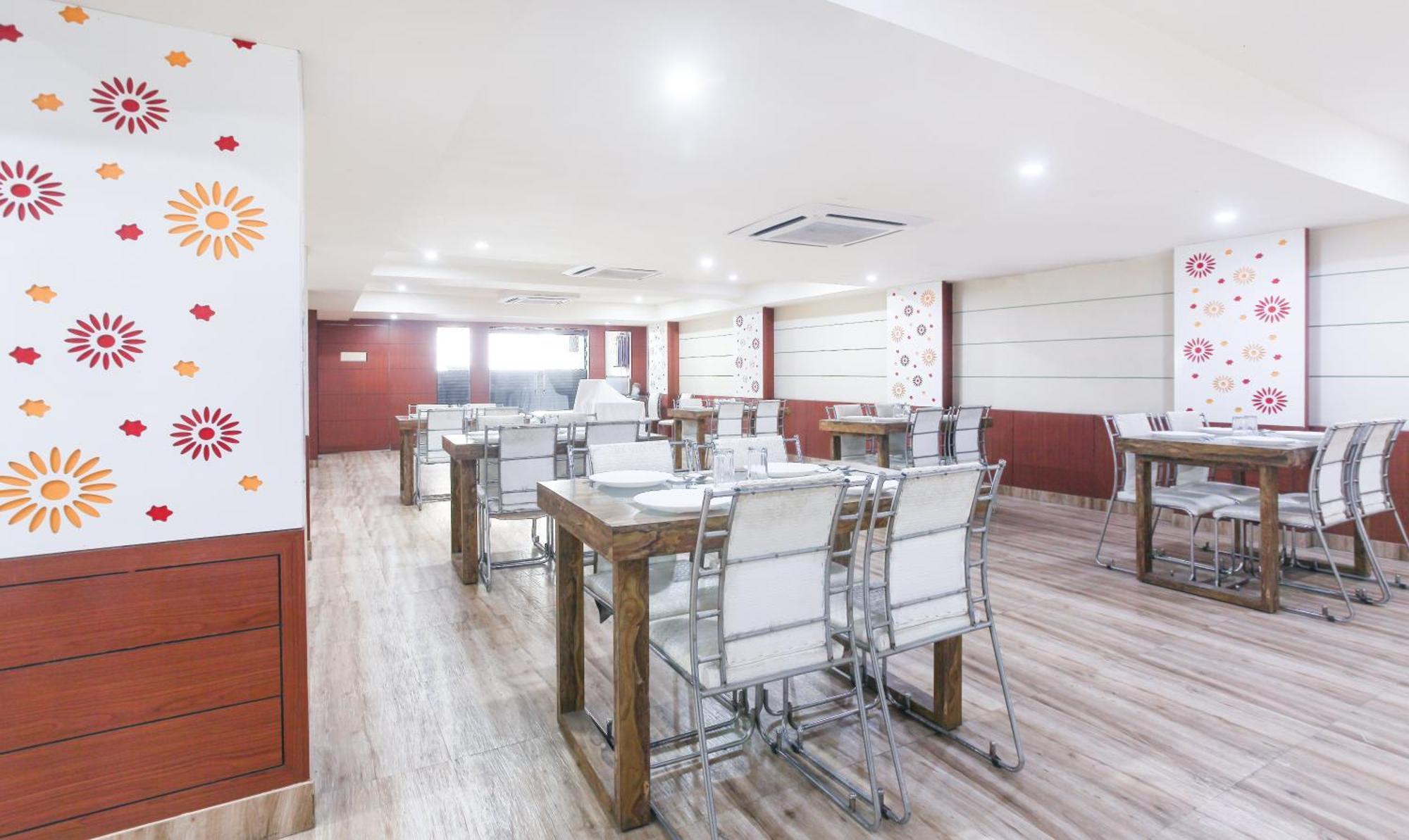 Hotel Janki International 3 Km From Kashi Vishwanath Temple Free Pickup From Railway Station Bénarès Extérieur photo